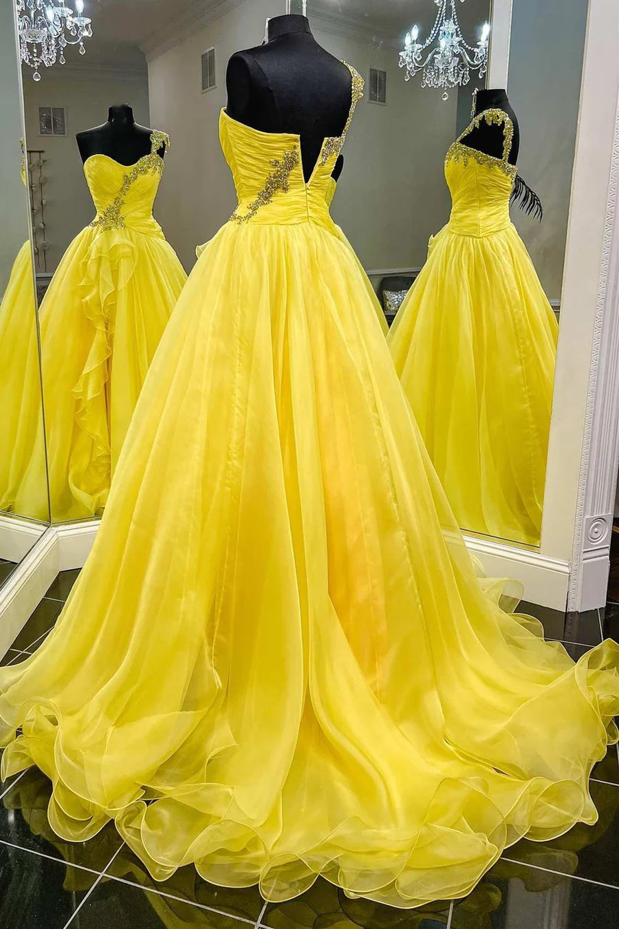 Vestido de fiesta con volantes y cuentas de un solo hombro